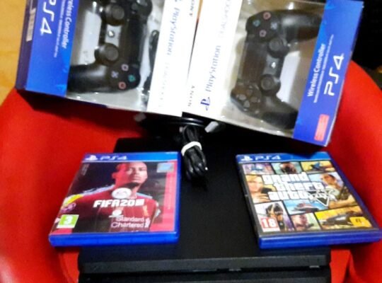 ◆ PS4 SLIM + 2 JOYSTICKS + 8 GAMES