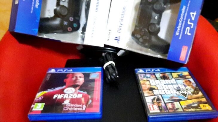 ◆ PS4 SLIM + 2 JOYSTICKS + 8 GAMES